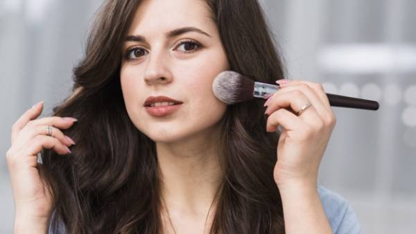 using sunscreen using BB Cream