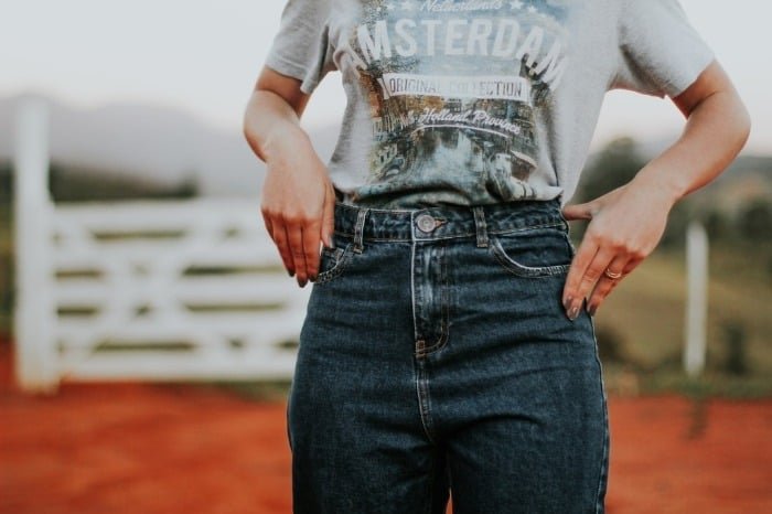 High-waisted jeans