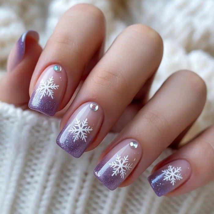 Chic Short Girl's Nail Models with Light Colors + 20 Glitter Nail Ideas