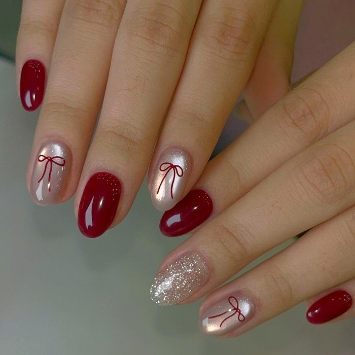 Chic Short Girl's Nail Models with Light Colors + 20 Glitter Nail Ideas