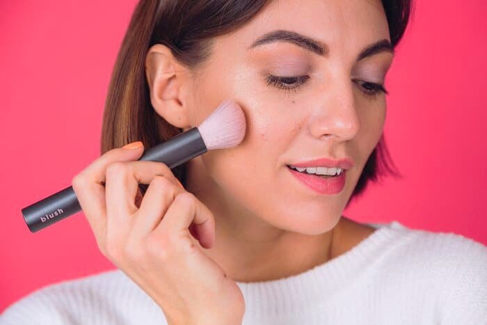 Makeup tutorial with highlighter Applying blush before highlighter