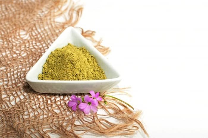 Henna for strengthening hair and beautifying it Applying henna to hair