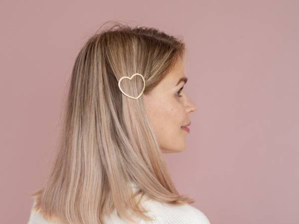 Removing yellow tones from blonde hair with hair toner