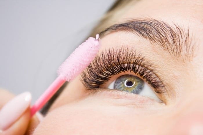 Risks and Side Effects of Synthetic Eyelash Extensions Risks of Synthetic Eyelash Extensions