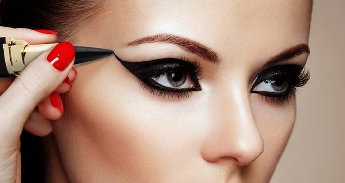 Making Eye Kajal with Almond