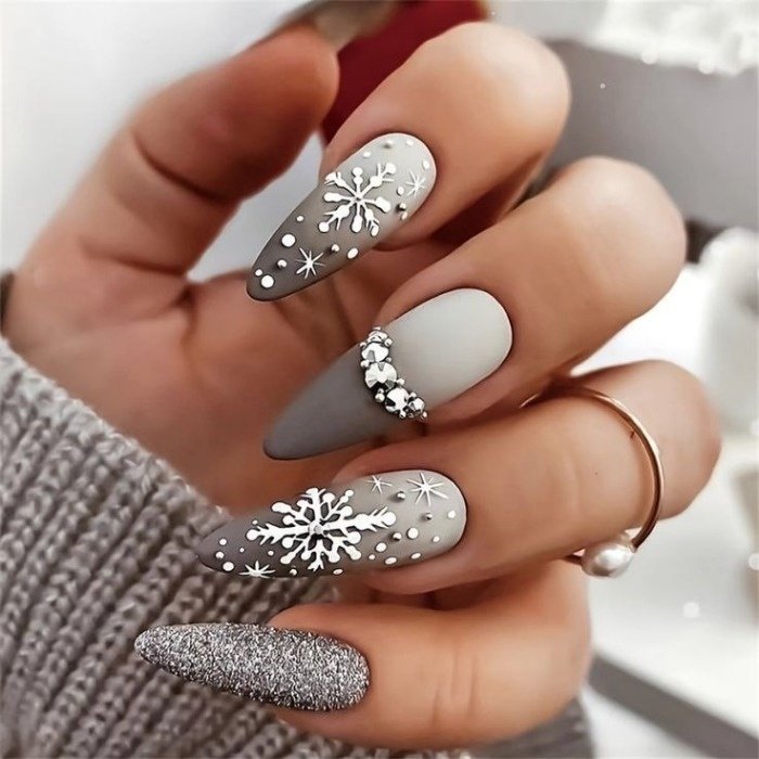 Chic Short Girl's Nail Models with Light Colors + 20 Glitter Nail Ideas